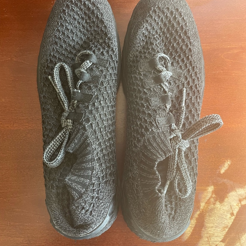 Nobull knit runners size 10.5 with extra laces.